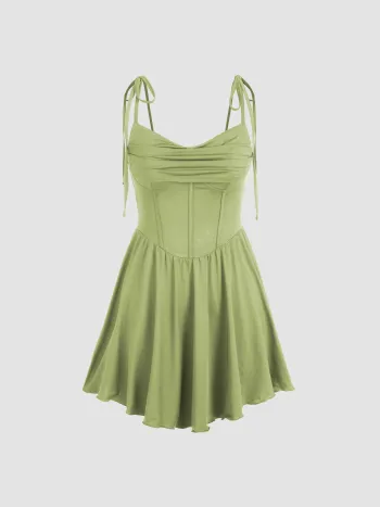 Mini-Kleid mit Kapuzenhals, Korsett und geknoteten Rüschen