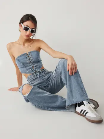 Jeans a vita media strappati a gamba dritta