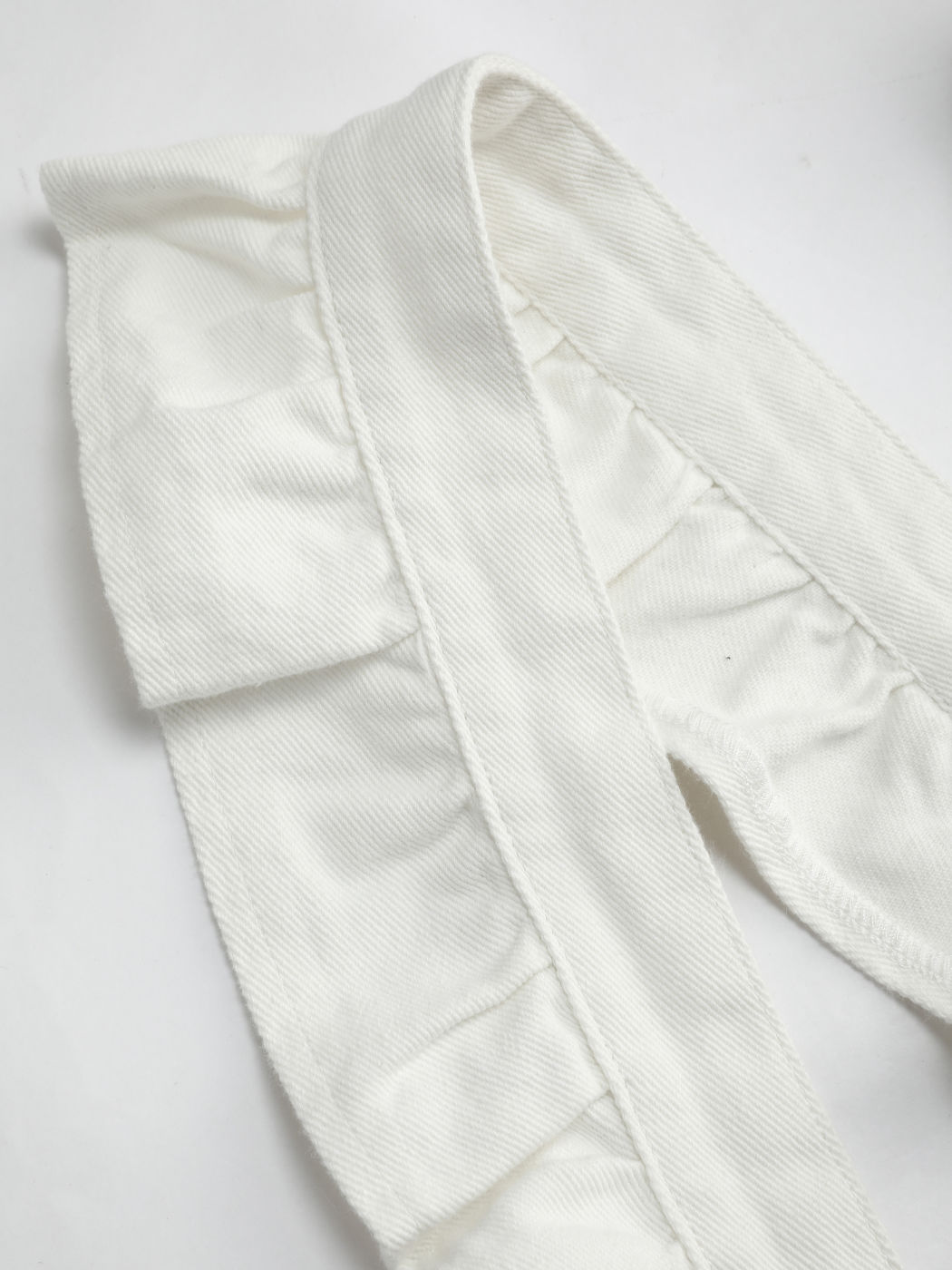 Denim-Strampler mit überkreuztem Rüschensaum