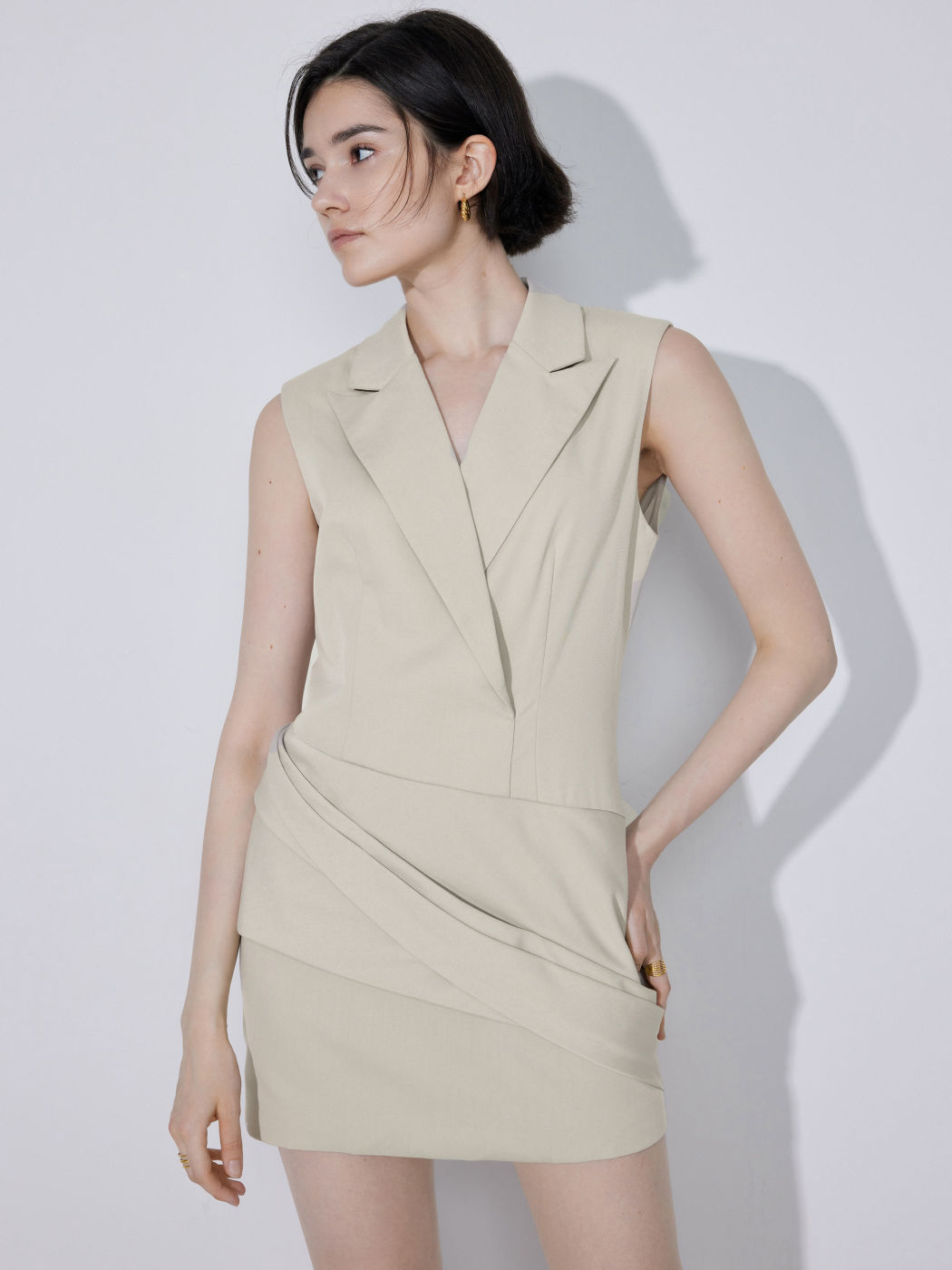 Gerafftes Minikleid mit V-Ausschnitt
