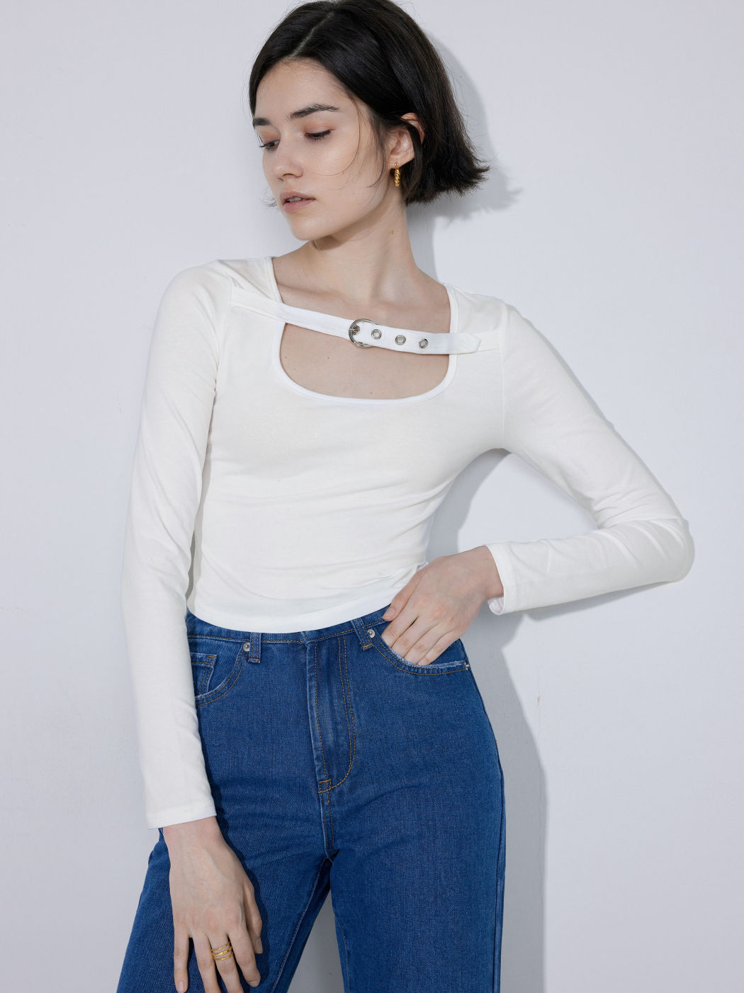 Langarmshirt mit U-Ausschnitt und Schnalle