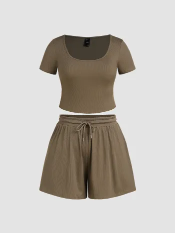 Crop Top a manica corta con scollo a U a costine e pantaloncini a gamba larga in pizzo Curve & Plus