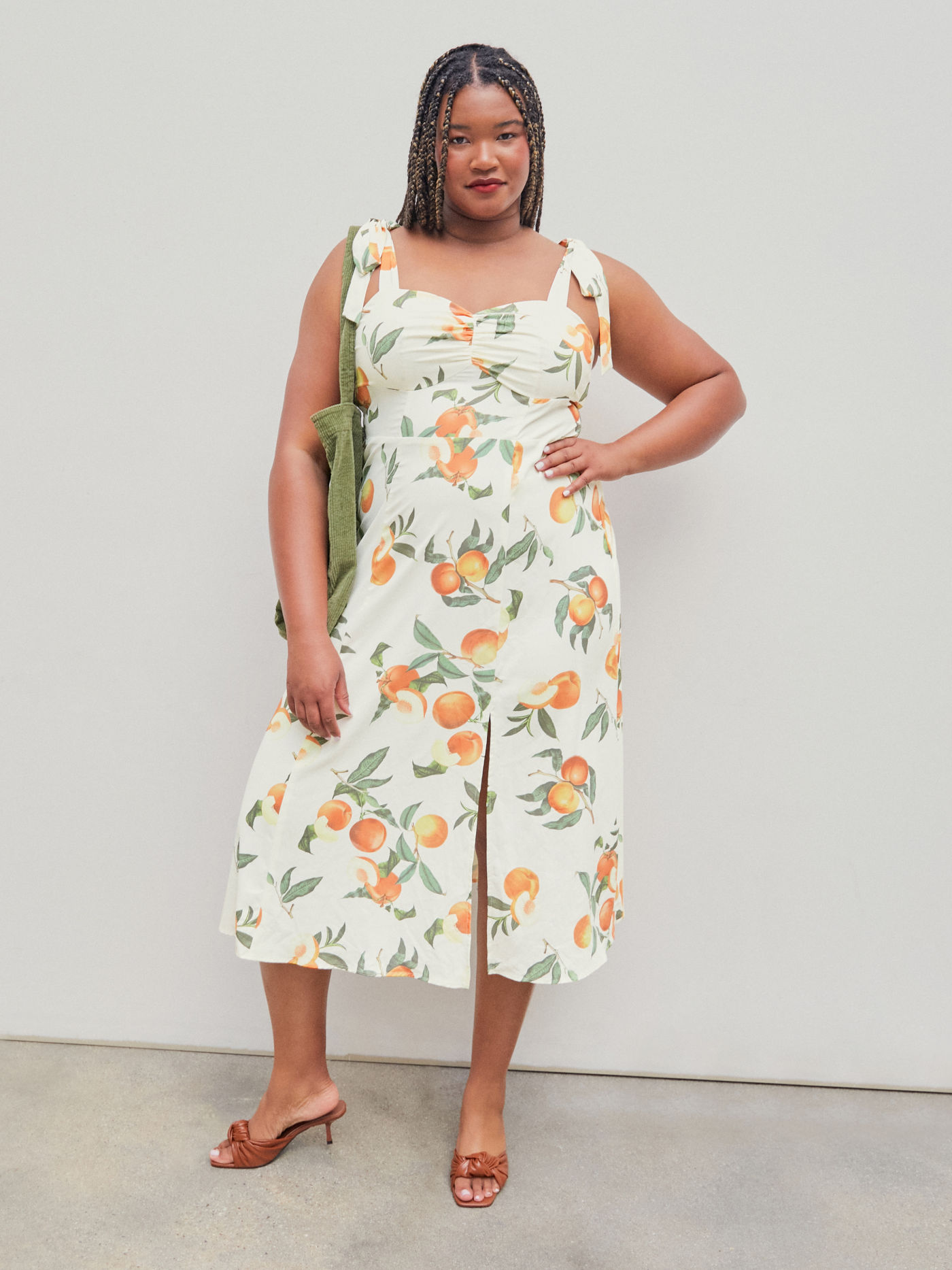 Robe mi-longue nouée et fendue aux fruits Curve & Plus