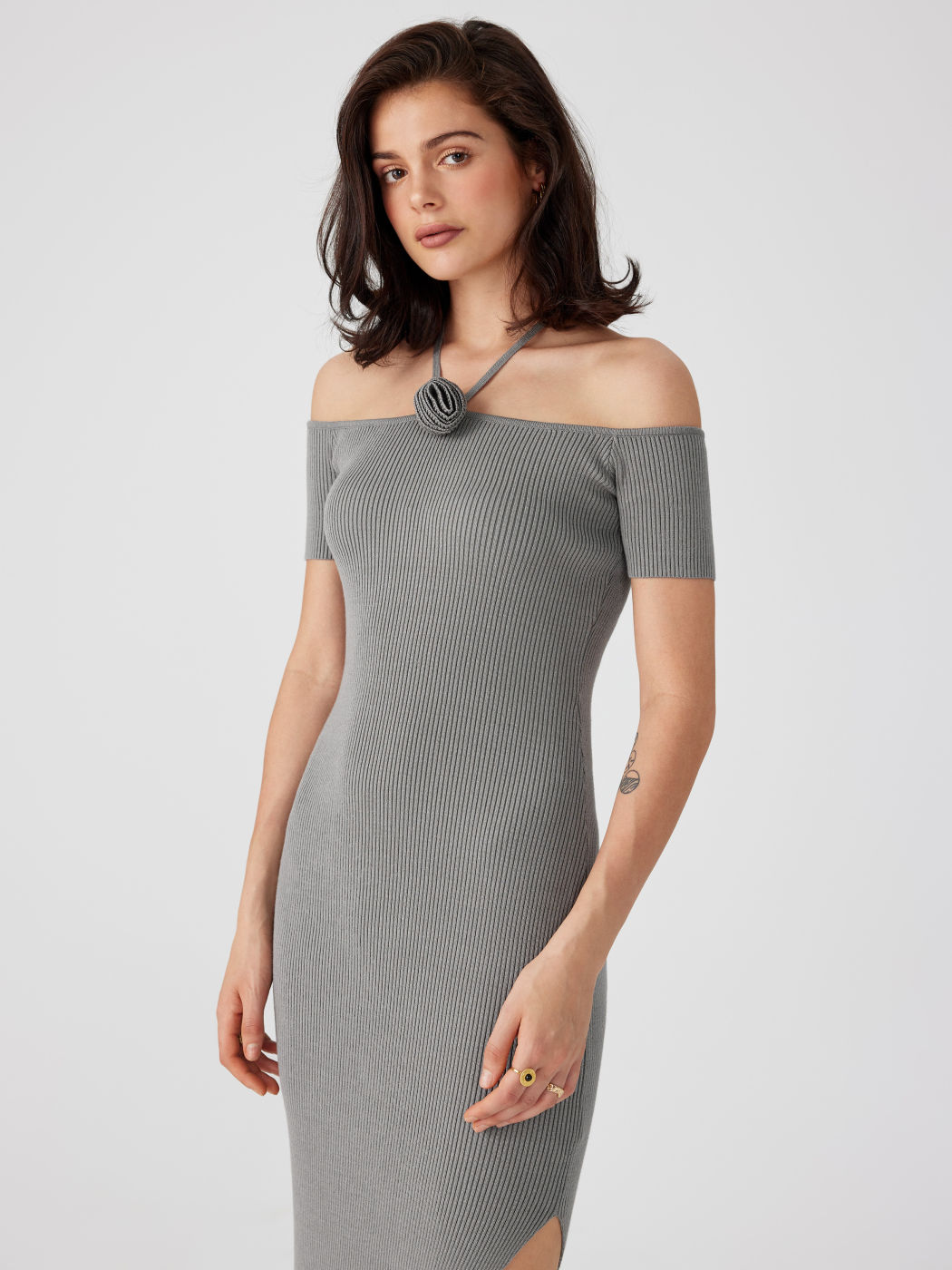 Schulterfreies Strick-Midikleid mit Rosette-Split