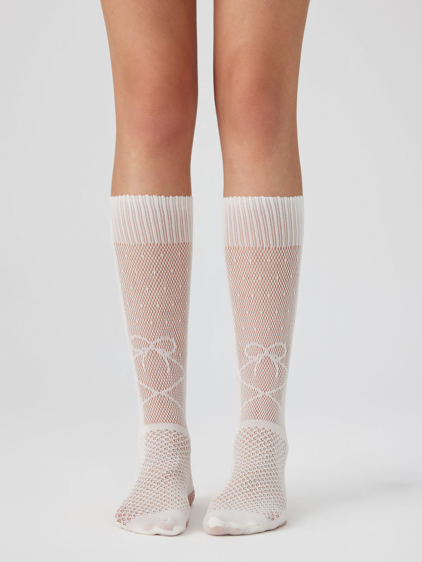 Netzsocken mit überkreuzter Schleife und Schleife
