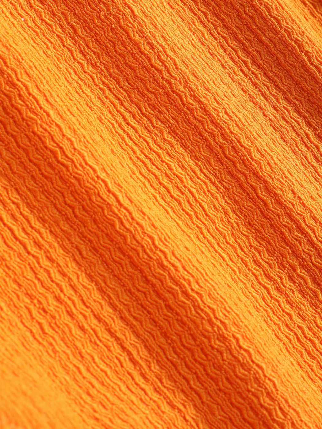 Gestrickter, gerüschter Badeanzug mit V-Ausschnitt