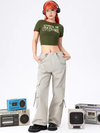 Pantaloni cargo annodati a vita bassa in tinta unita