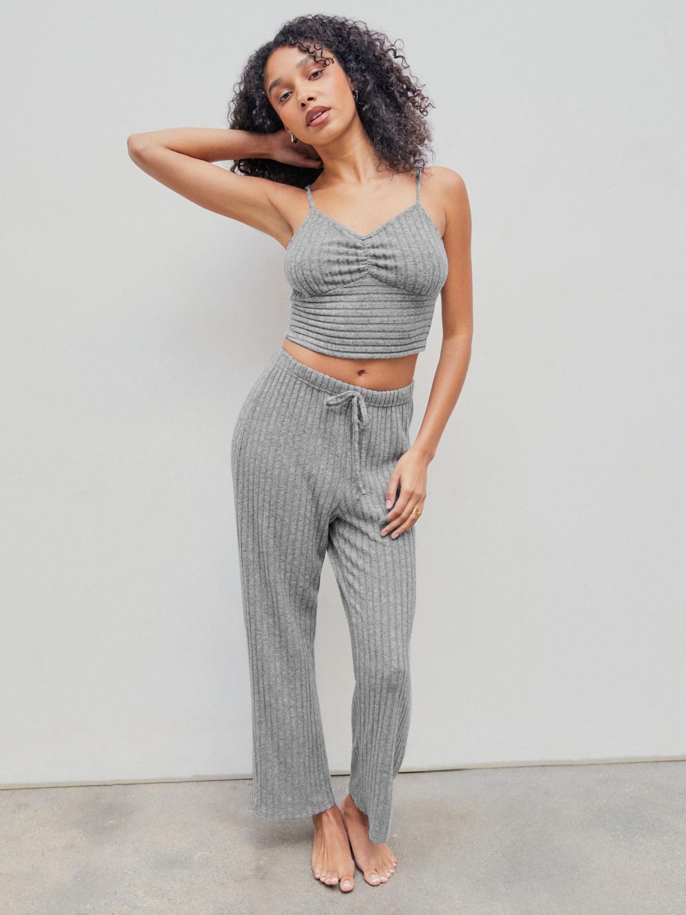 Lounge-Set mit gerafftem Cami-Oberteil und ausgestellter Hose