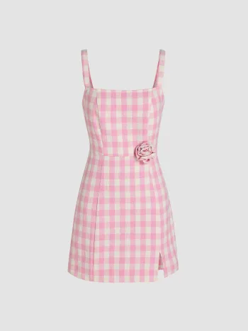 Minikleid mit quadratischem Ausschnitt, Rosette und Karomuster und Schlitz