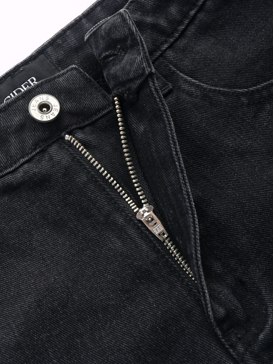 Hochdehnbare Denim-Mid-Waist-Mini-Shorts mit Netzstrumpfhosen