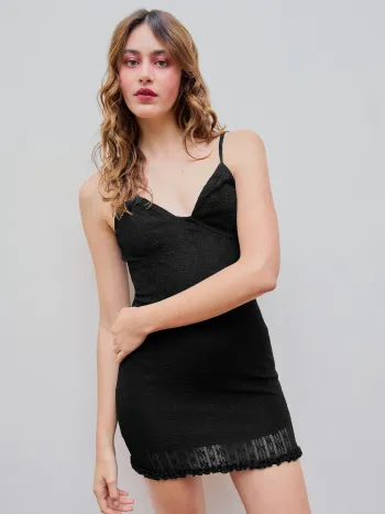 Mini robe caraco en dentelle à col en V