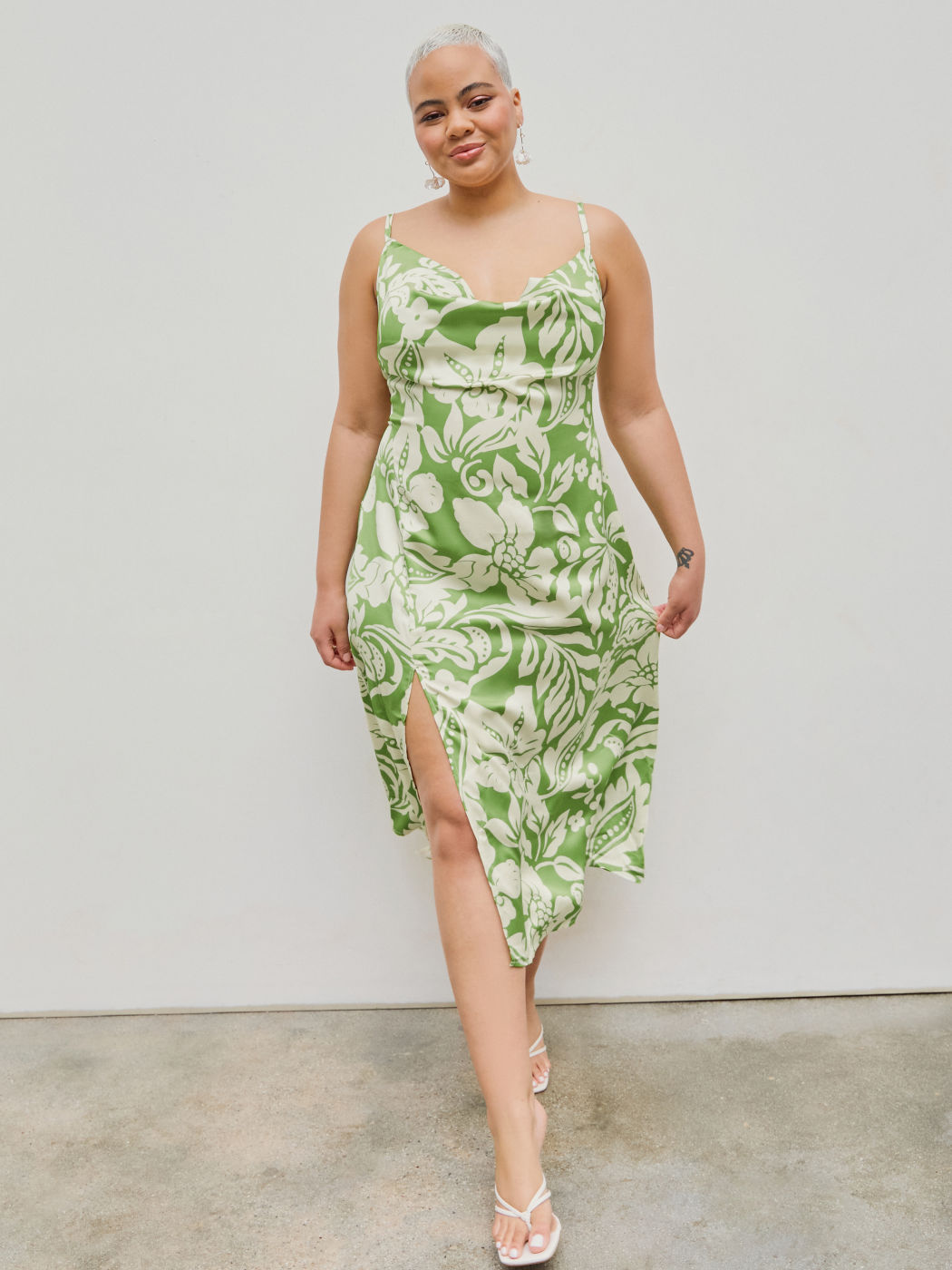 geblümtes Midikleid mit Schlitz und Wasserfallausschnitt Kurve & Plus