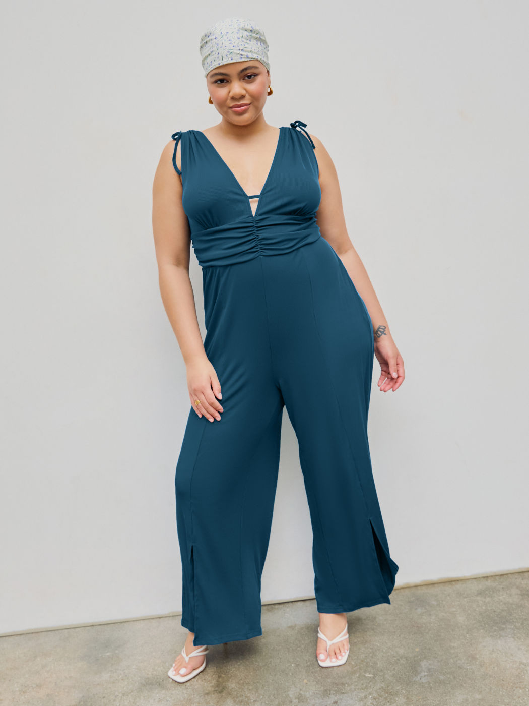 Jumpsuit mit V-Ausschnitt, geknotetem, gerafftem Strick, Schlitz und weitem Bein Kurve & Plus