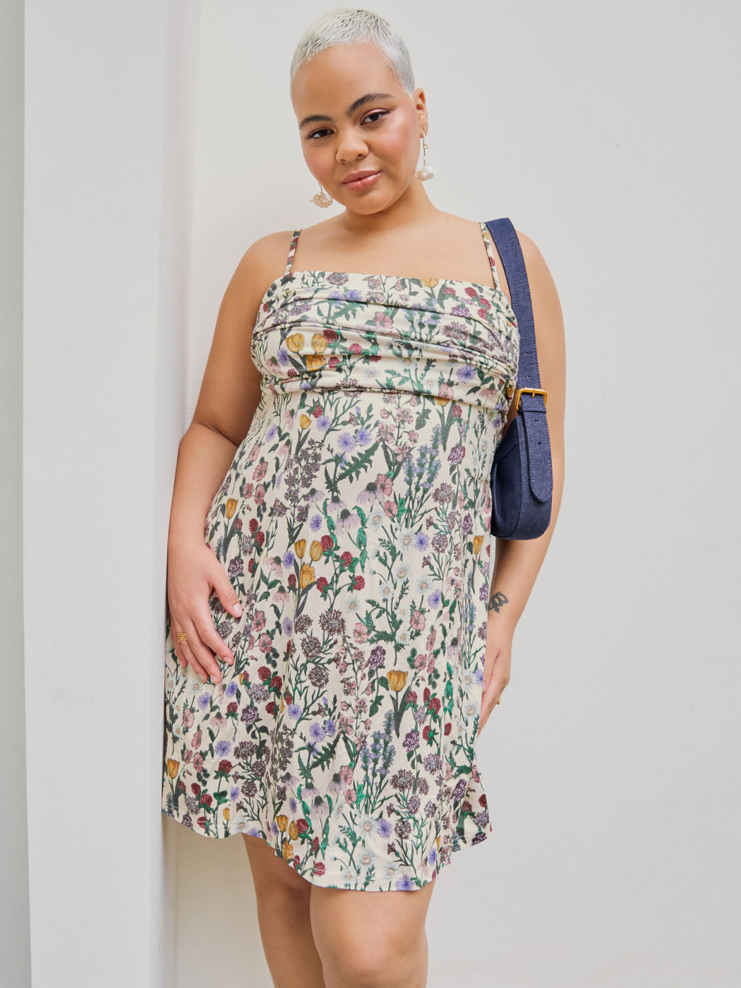 gerafftes Minikleid mit durchgehendem Blumenmuster Kurve & Plus