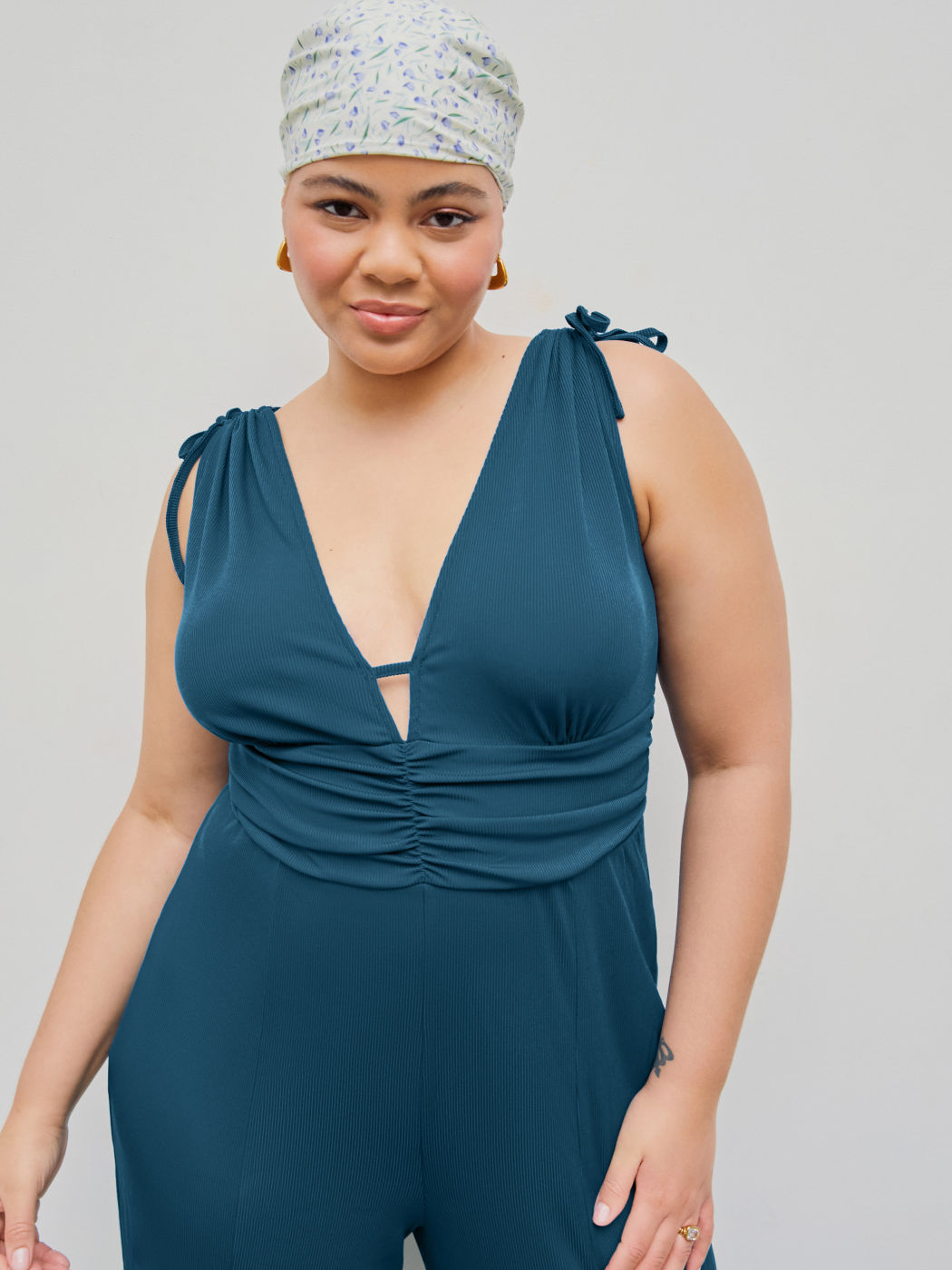 Jumpsuit mit V-Ausschnitt, geknotetem, gerafftem Strick, Schlitz und weitem Bein Kurve & Plus
