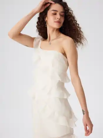 Asymmetrisches Maxikleid mit Rüschenabschluss und Schlitz
