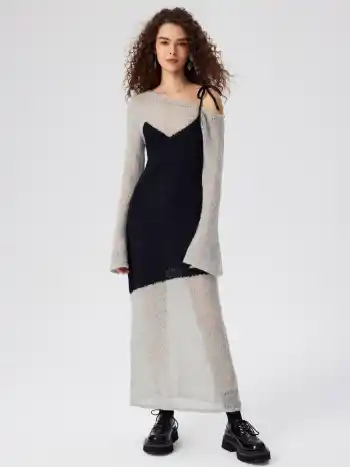 Asymmetrisches Strick-Maxikleid mit Glockenärmeln und festem Ausschnitt