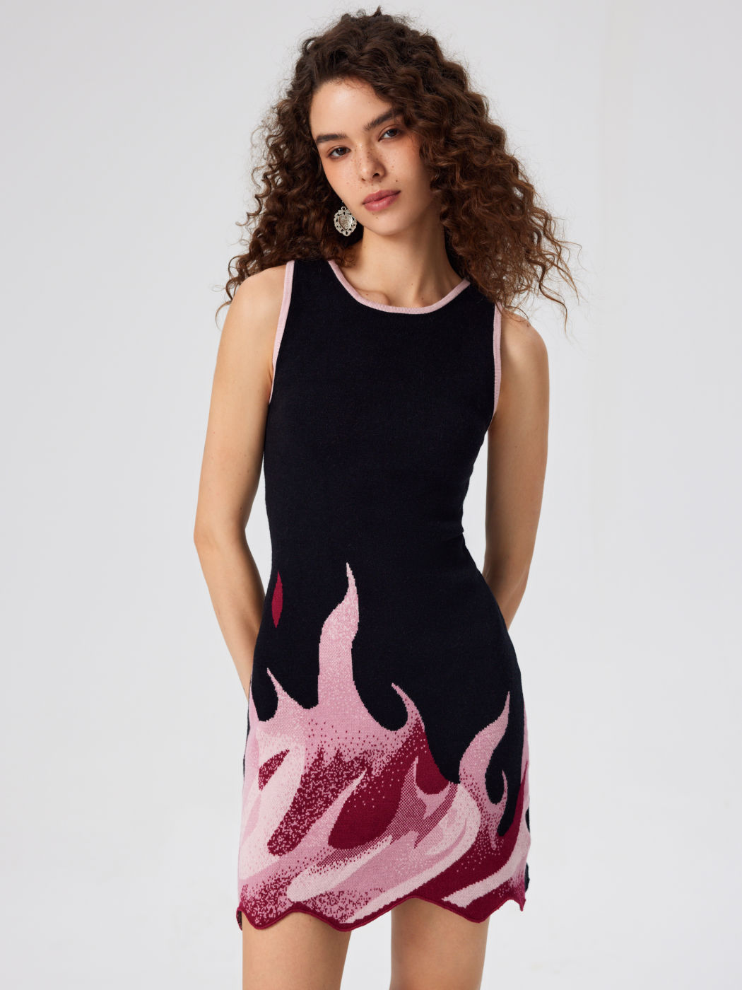 Feuergestricktes Minikleid mit rundem Ausschnitt