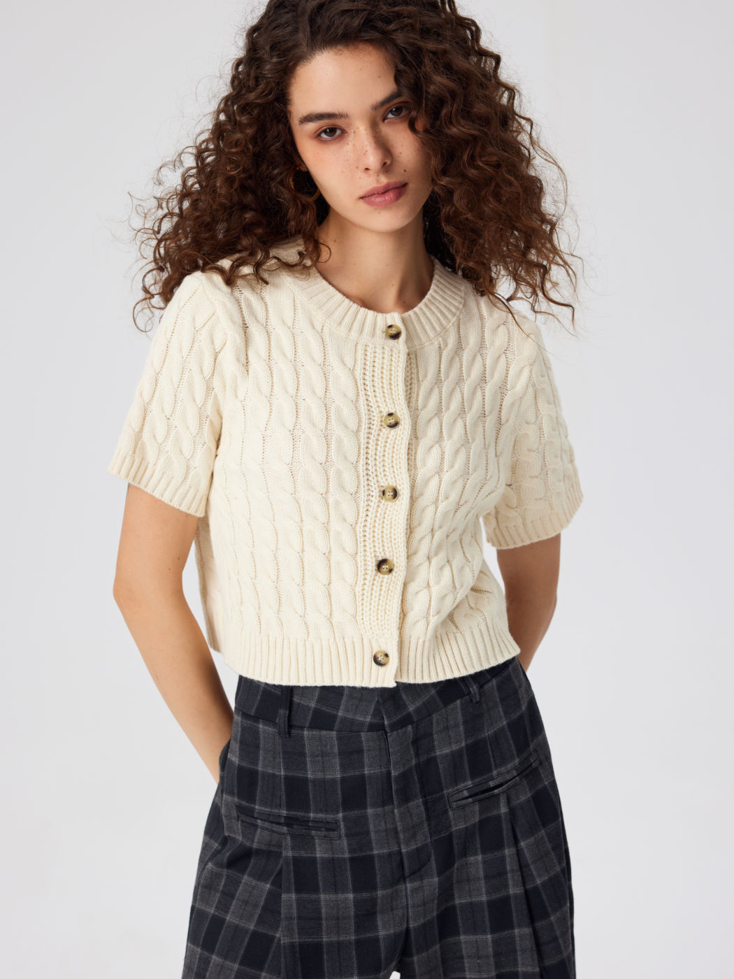 Strickjacke mit rundem Ausschnitt und Knöpfen