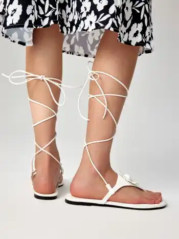 Sandali infradito floreali con design a gamba cravatta