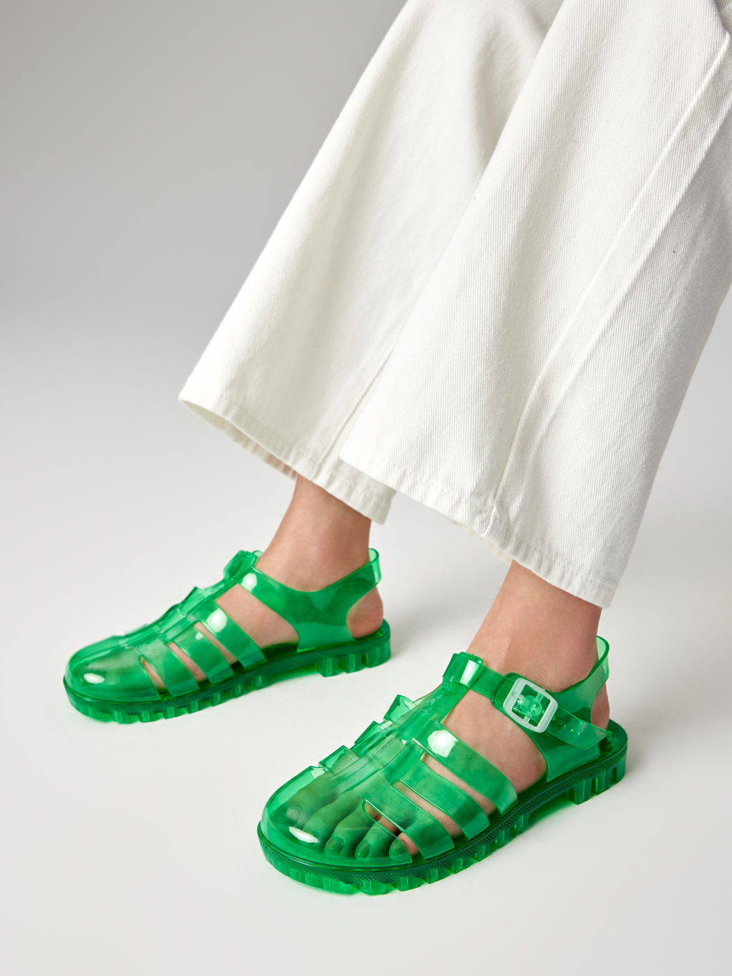 Transparente Sandalen mit mehreren Riemen