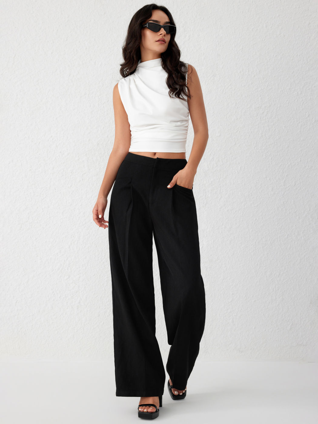 Asymmetrisches hochkragiges gekräuseltes Crop Top