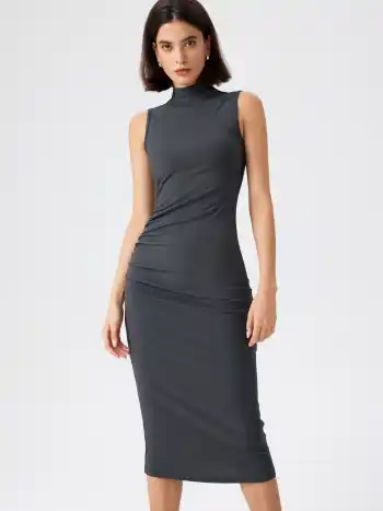 Hochkragiges, geruchertes Midikleid