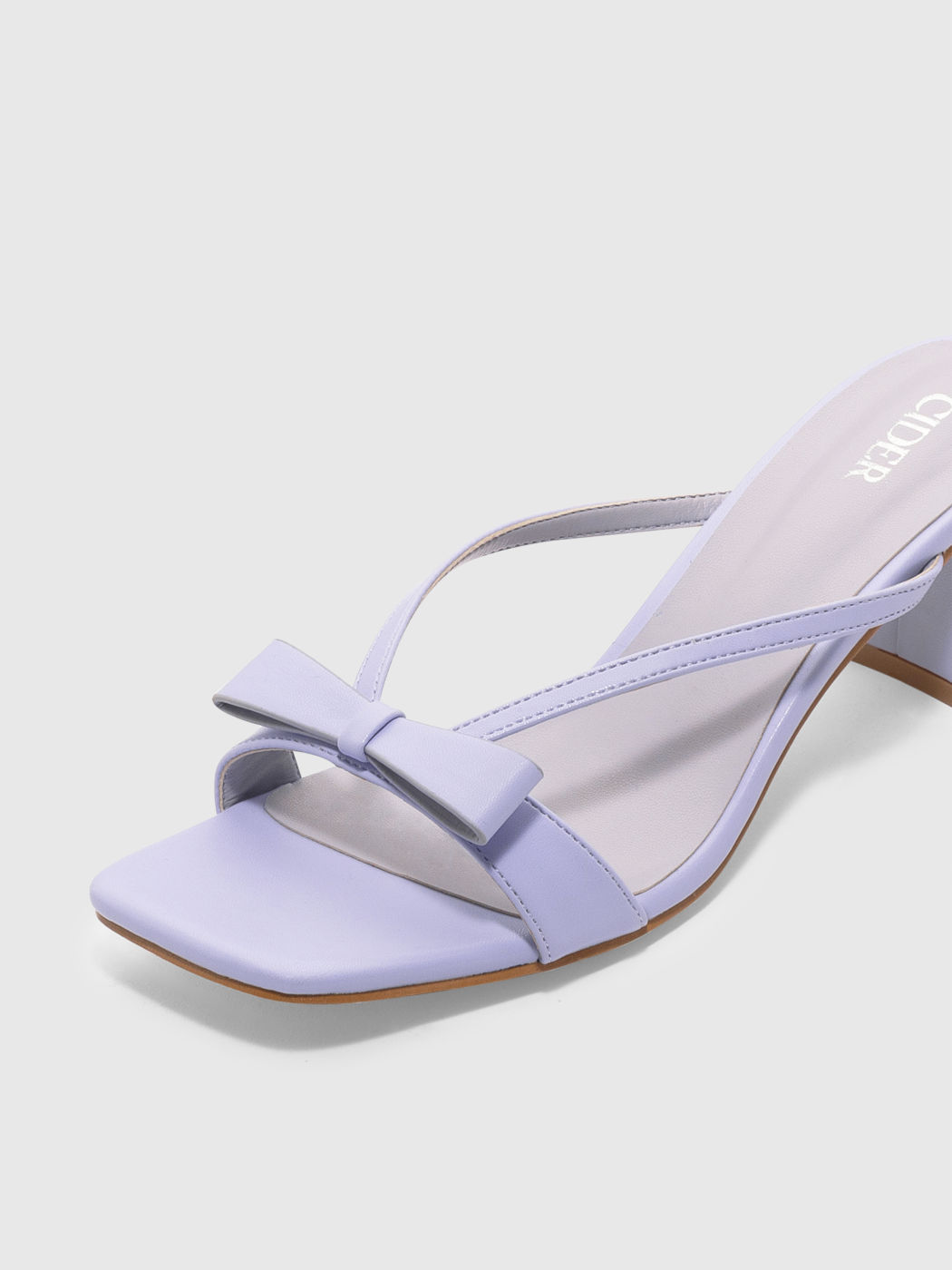 Sandalen mit mehreren Riemen und Schleifendekor