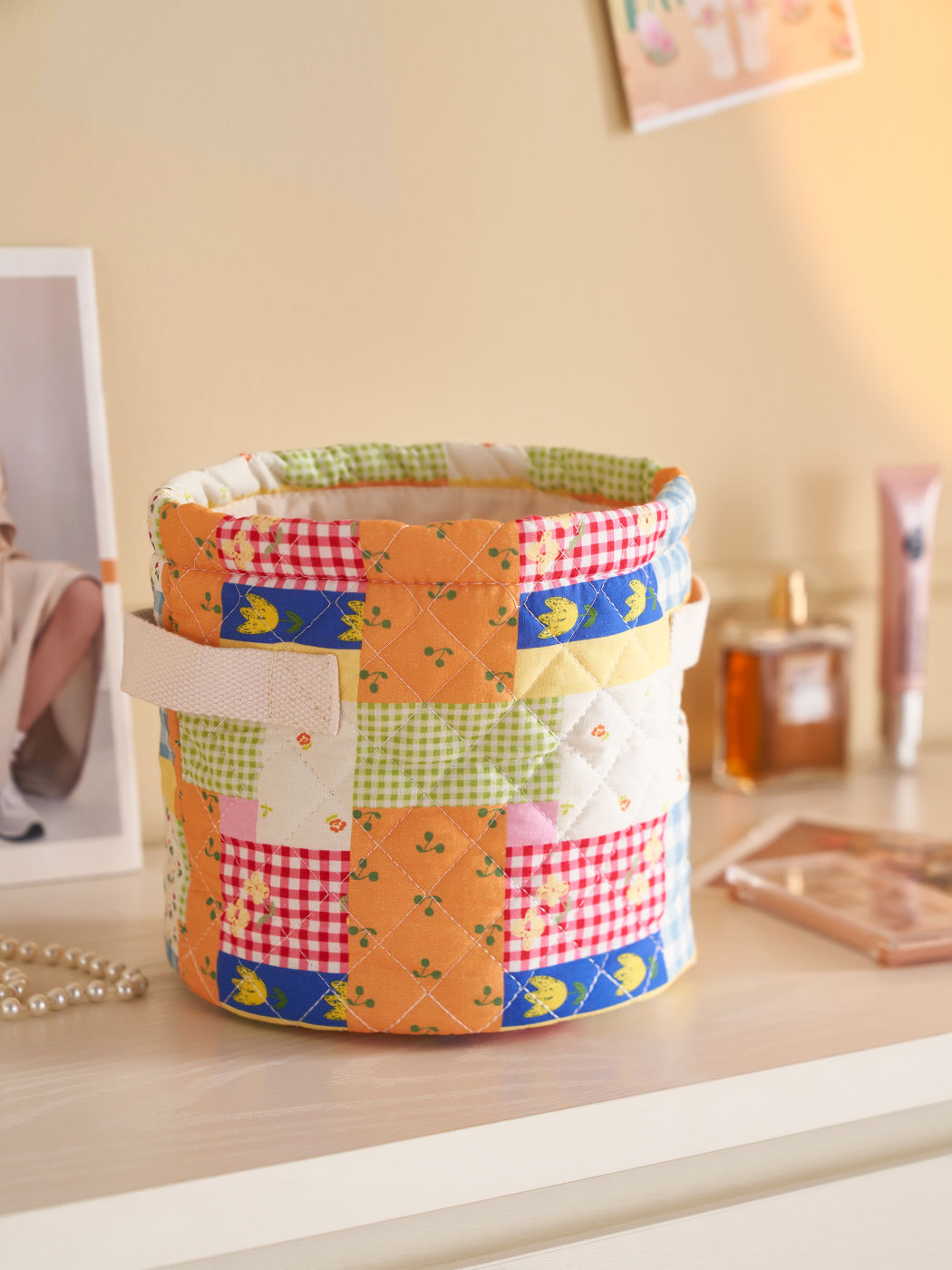 Karierter und floraler Patchwork-Aufbewahrungseimer