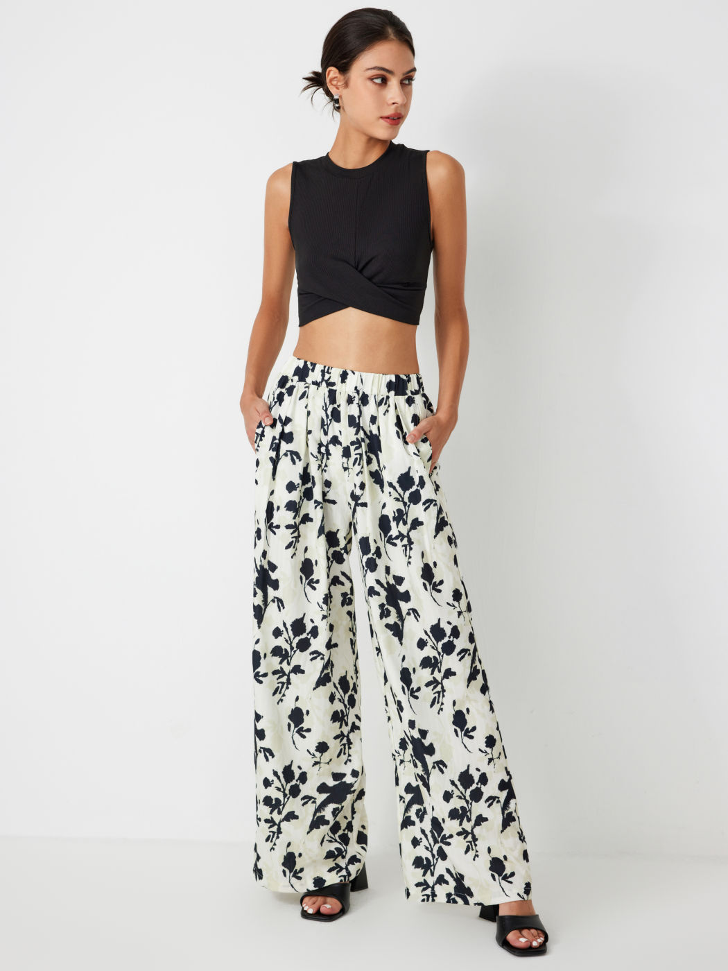 Hose mit weitem Bein und Blumenmuster und hohem elastischem Bund