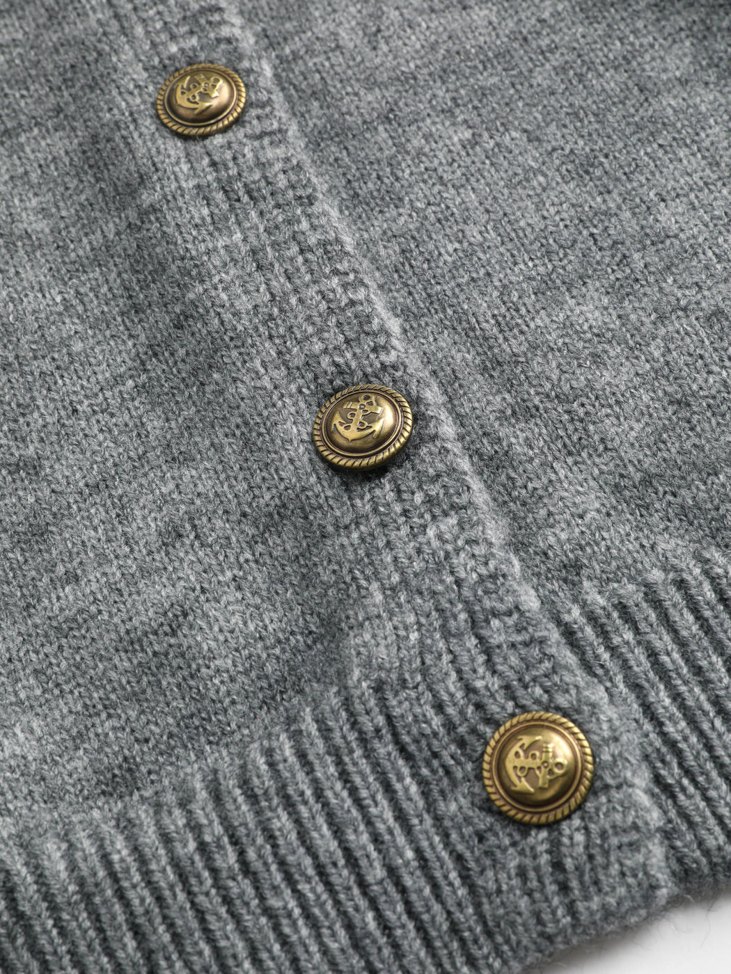 Strickjacke mit rundem Ausschnitt und Knöpfen