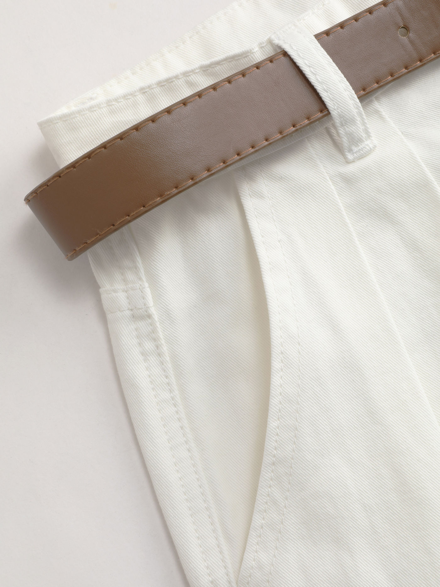Jeans tascabili pieghettati solidi con cintura