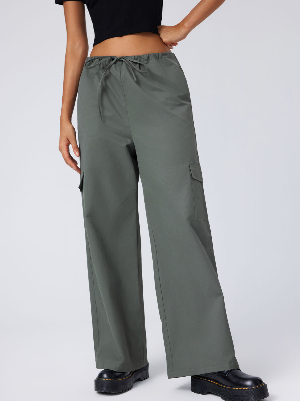 Hose mit hoher Taille, soliden Taschen und weitem Bein
