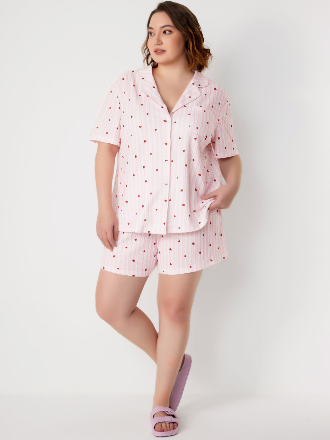 Top a maniche corte con colletto a righe e fragole e pantaloncini a vita media, set da salotto Curve & Plus