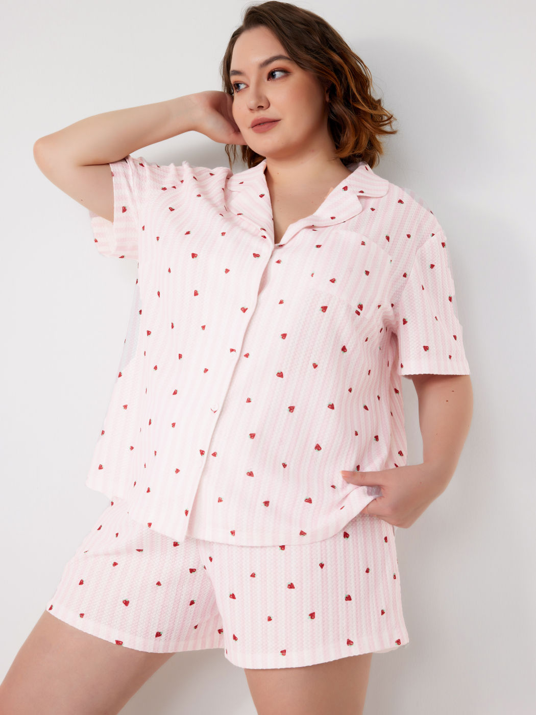Top a maniche corte con colletto a righe e fragole e pantaloncini a vita media, set da salotto Curve & Plus