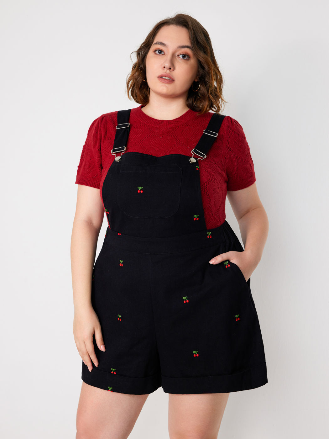 Strampler mit Kirschstickerei und Taschenschnalle Kurve & Plus