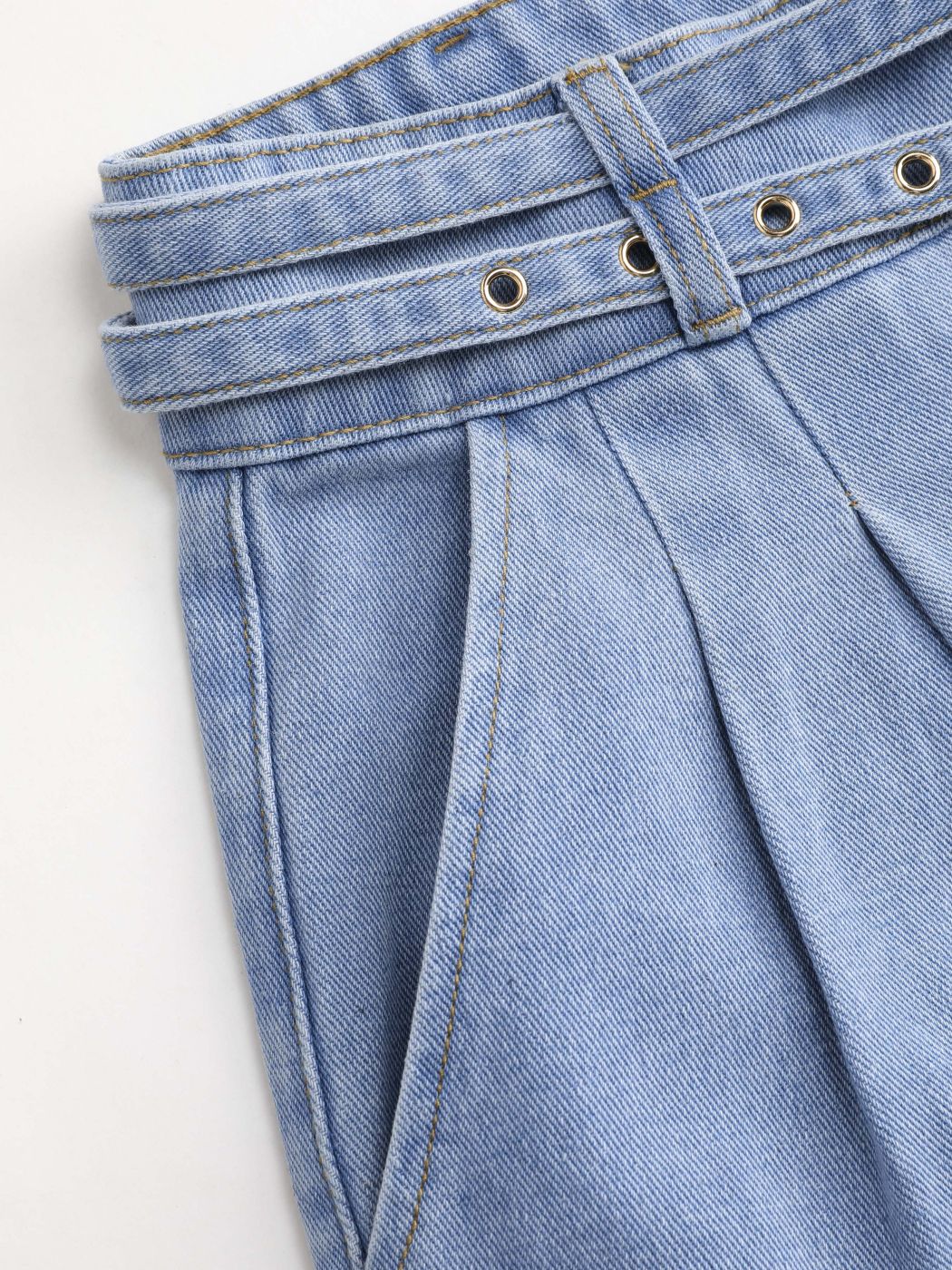  Jeanskleid mit hoher Taille, Falten und weitem Bein mit Gürtel