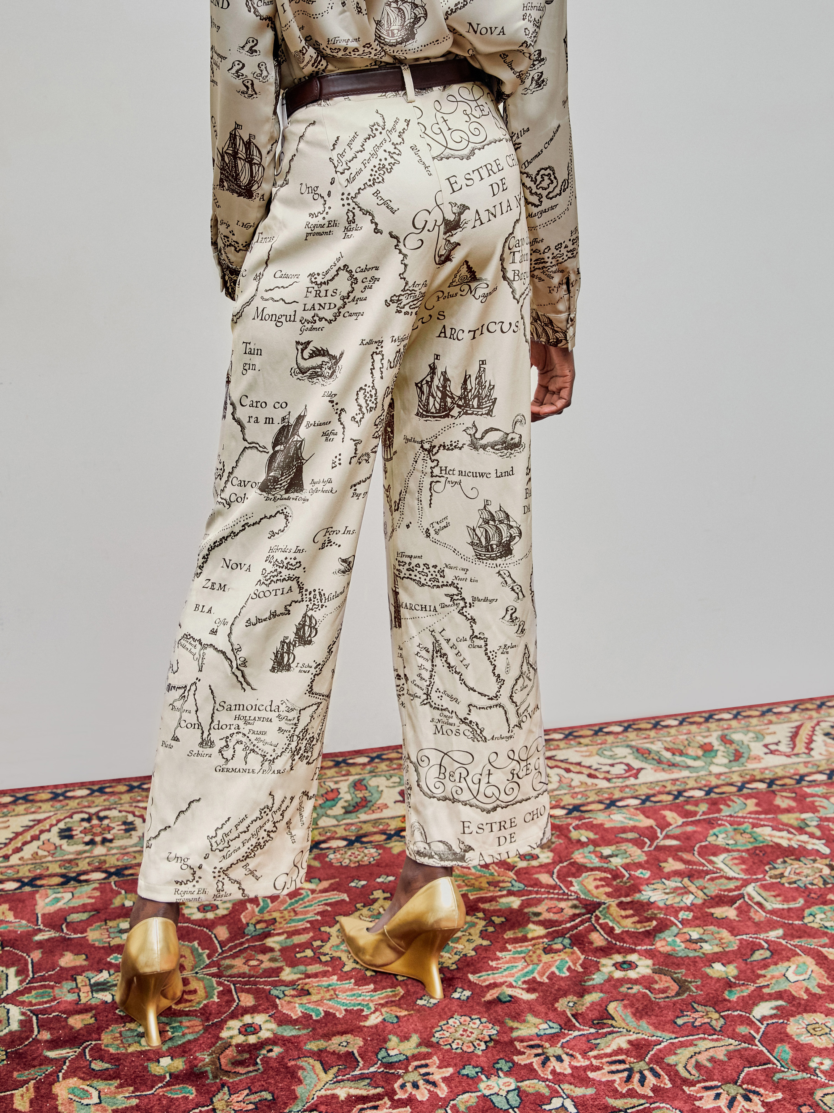 Woven Mid Waist All Over Print Wide Leg Trousers With Belt