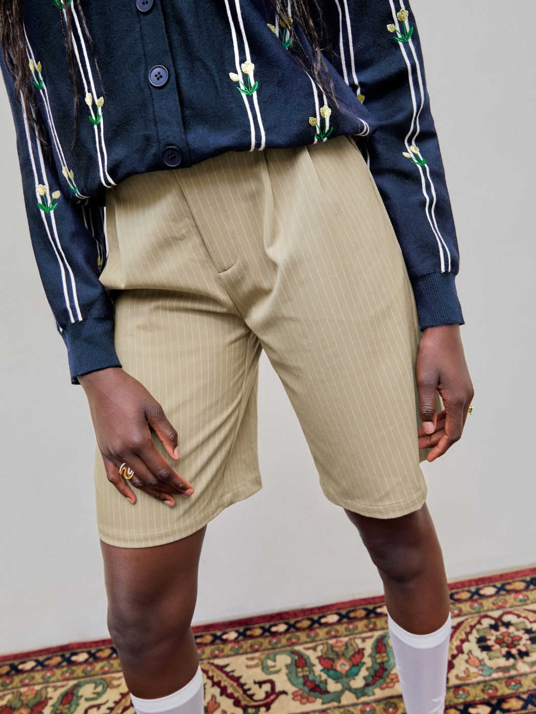 Bermuda-Shorts mit plissiertem Mittelbund und weitem Bein
