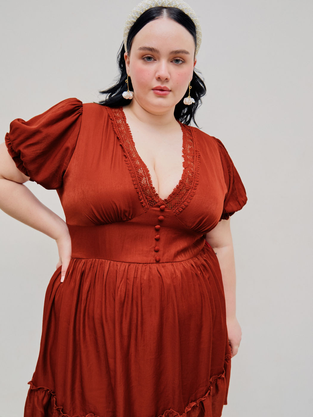 Mini abito con maniche a sbuffo con volant e bordo in pizzo con scollo a V Curvy