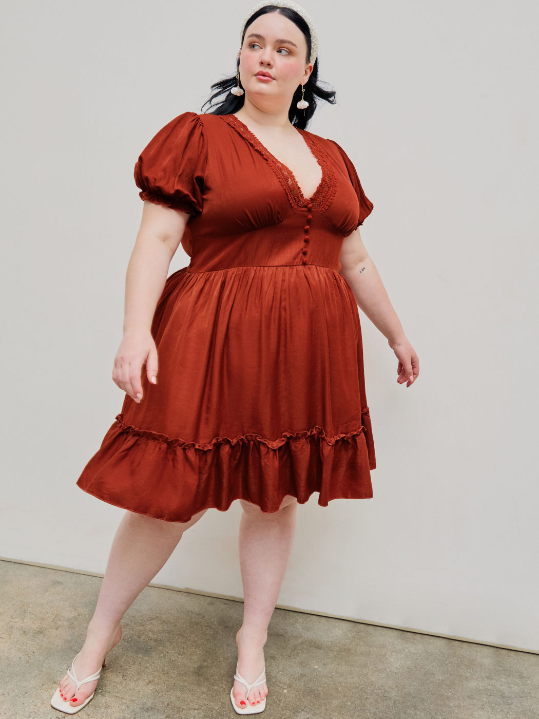 Mini abito con maniche a sbuffo con volant e bordo in pizzo con scollo a V Curvy