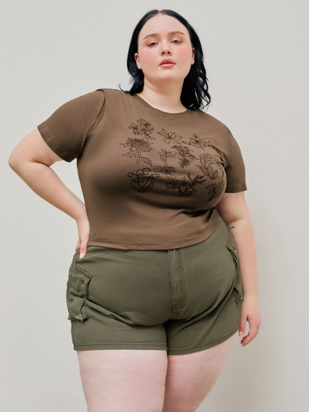 Kurzarm-T-Shirt mit Rundhalsausschnitt und Blumenmuster Kurve & Plus