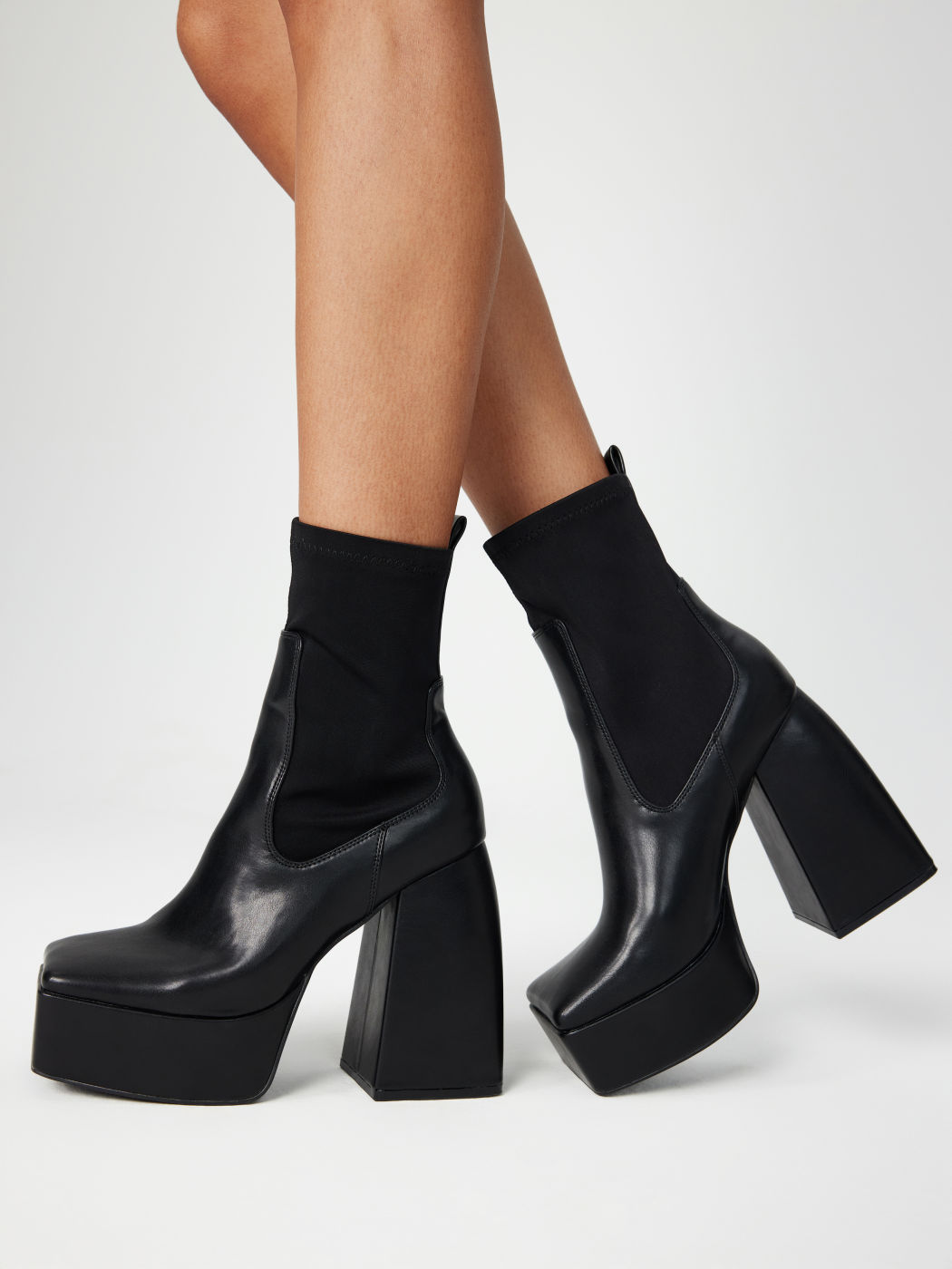 Chunky Heeled Ankle Boots aus Kunstleder