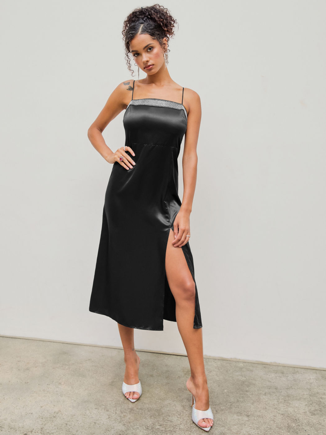 Satin-Midikleid mit quadratischem Ausschnitt und festem Strasssteinen