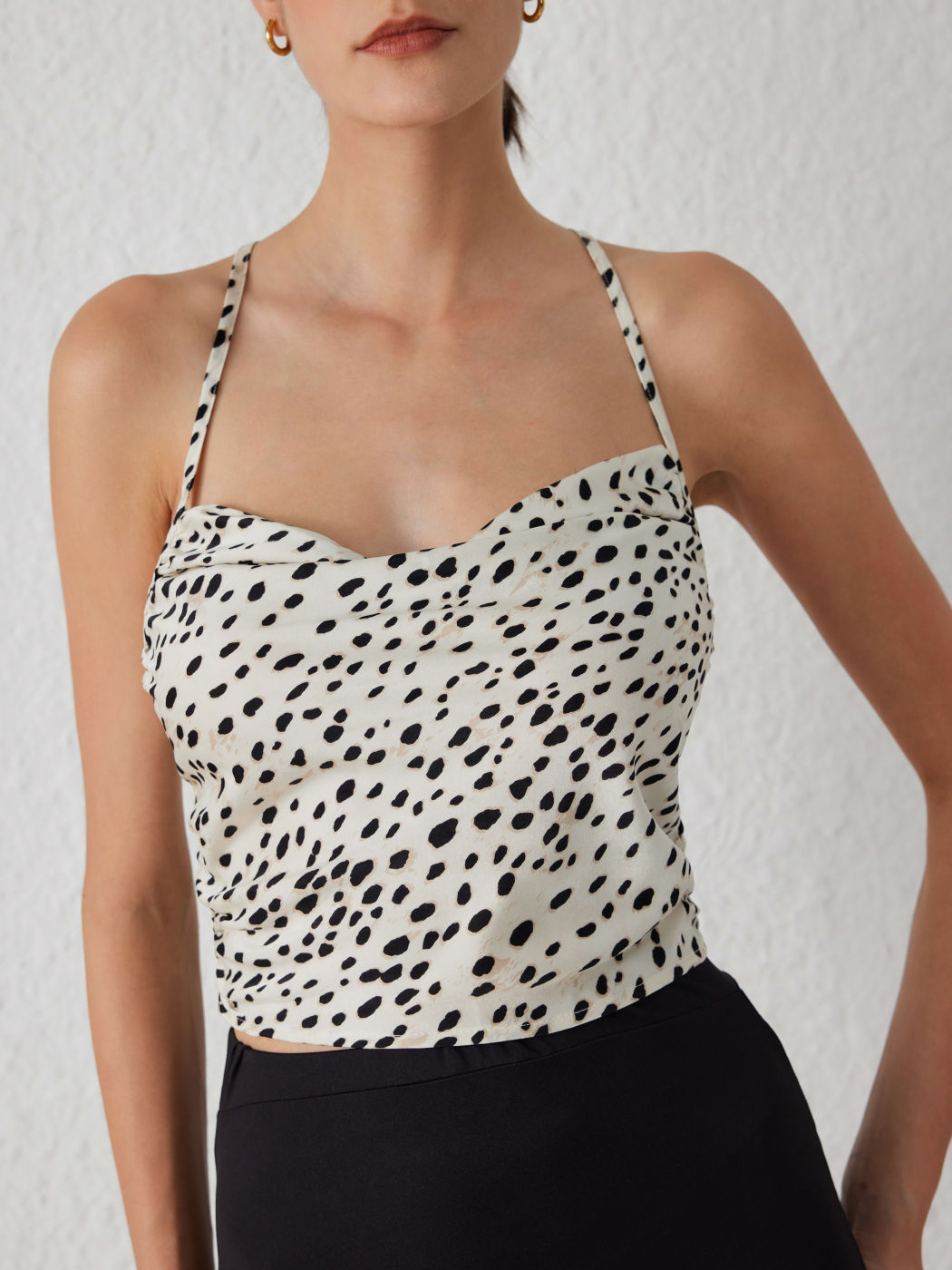 Asymmetrisches, gerafftes Crop-Top aus Satin mit Wasserfallausschnitt und Leopardenmuster