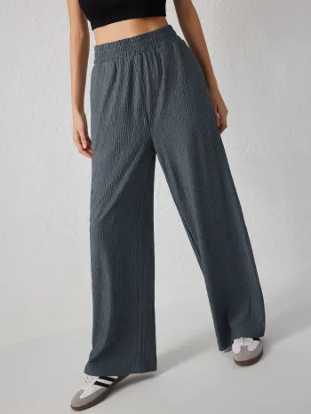 Einfarbige Hose mit weitem Bein und mittlerer Taille