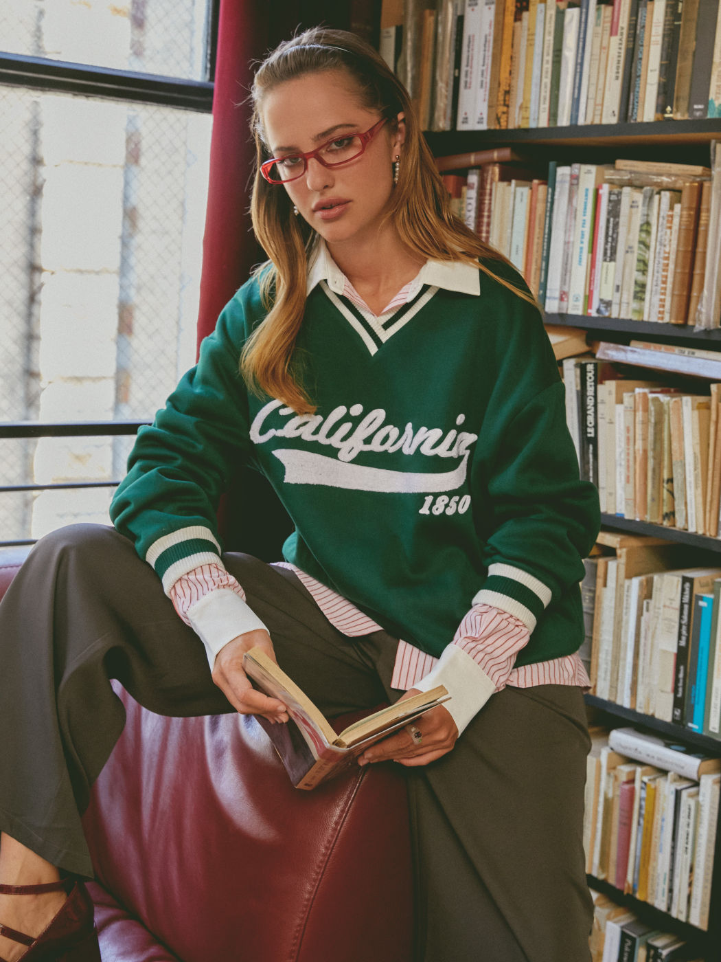  V-Ausschnitt Buchstaben-Patch Langarm Sweatshirt