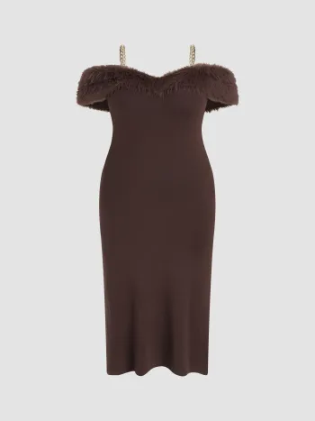 Abito midi in maglia a sirena con catena in pelliccia sintetica, senza spalle, Curve & Plus