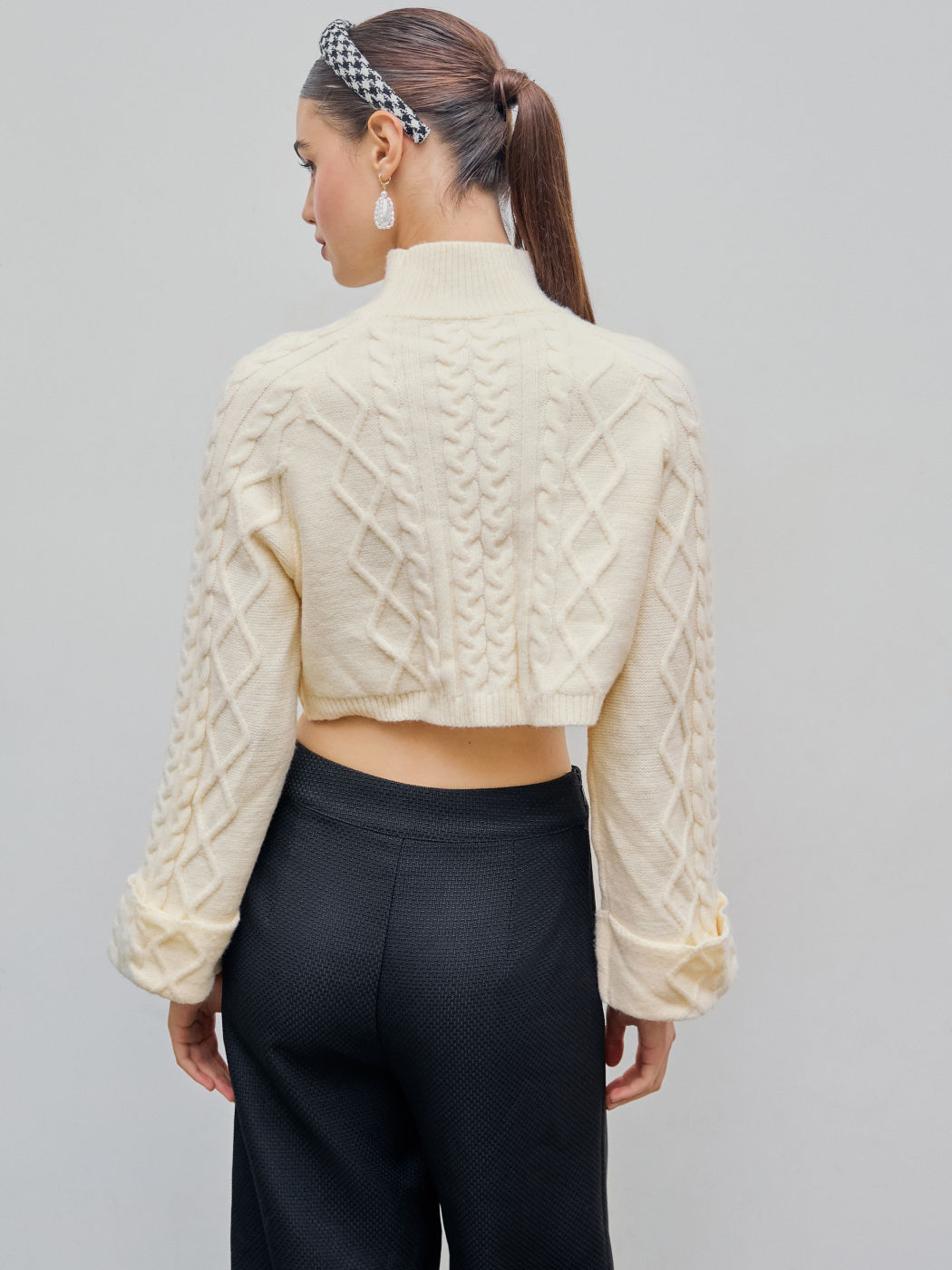 Pull Court à Col Haut et Manches Longues en Maille Câblée Unie