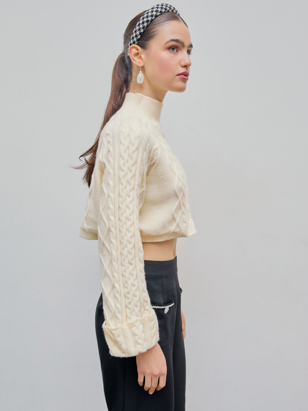 Pull Court à Col Haut et Manches Longues en Maille Câblée Unie